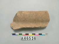 藏品(灰褐色細砂陶口緣)的圖片